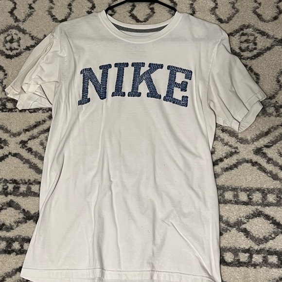 White Nike T-Shirt - Picture 1 of 2